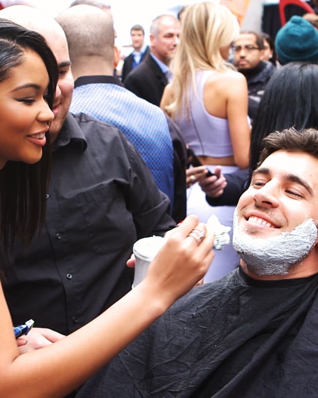 Chanel Iman, Sexy SI Swimsuit Model Gives Perfect Shave (image)